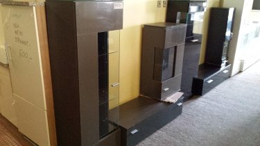  Obývací sestava TV skříňk dvojitá, 2x přesklené závěsné skříňky, police - imitace dřeva a bílá barva | Kvalitní a levný nábytek z outletu, bazar nábytku | Euronábytek Praha
