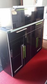  Obývací sestava TV skříňk dvojitá, 2x přesklené závěsné skříňky, police - imitace dřeva a bílá barva | Kvalitní a levný nábytek z outletu, bazar nábytku | Euronábytek Praha